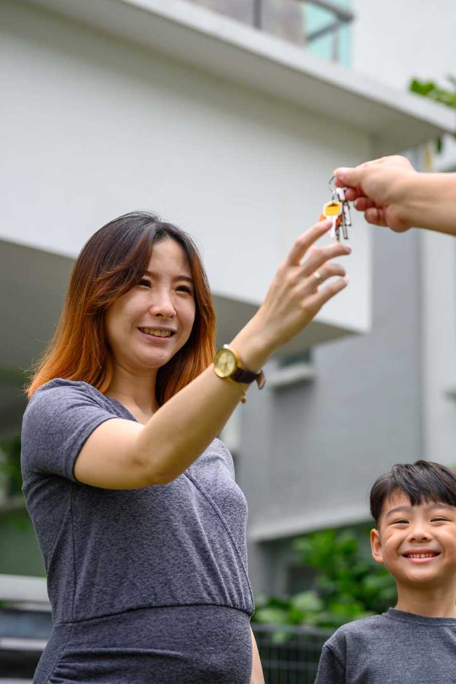 Resident family getting key at Jefferson Green in Louisville, Kentucky