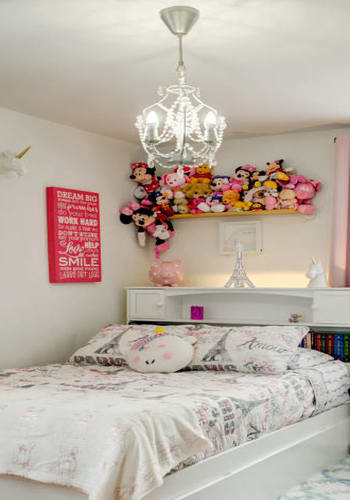 Bedroom at Linden Arms in Elizabeth, New Jersey