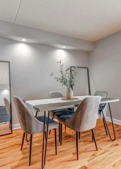 Dining area at 21 Kristin Apartments in Schaumburg, Illinois