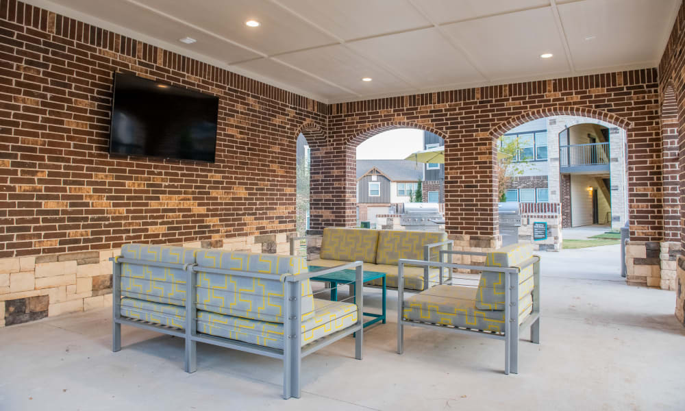 Outdoor seating at Bend at New Road Apartments in Waco, Texas