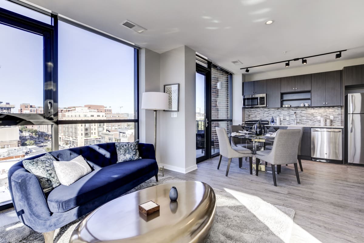Spacious and very well lit living area with huge surrounding windows at 501 H Street in Washington, District of Columbia