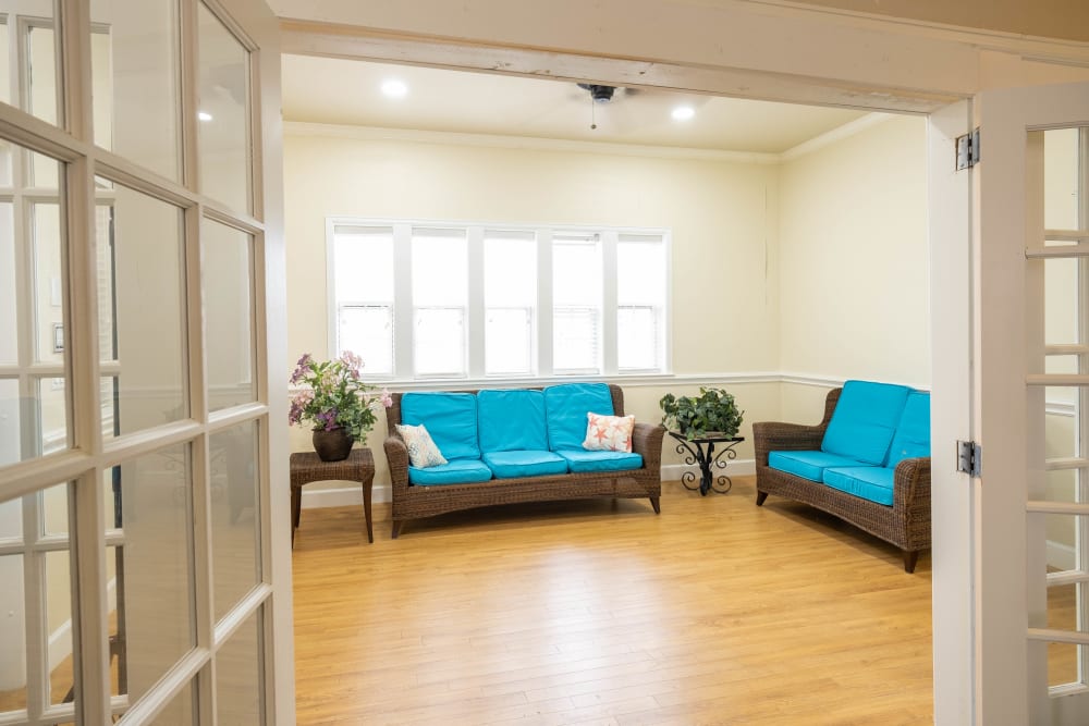 Lounge seating and piano at The Heritage of CyFair in Houston, Texas