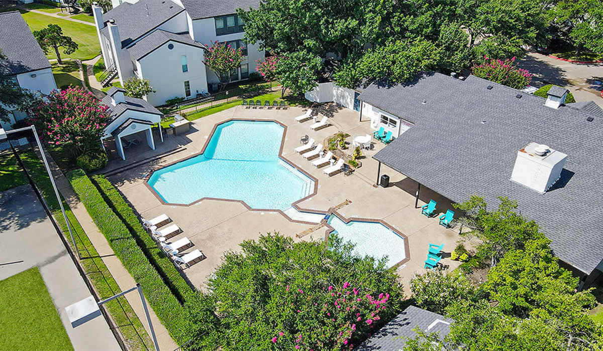 Great view of swimming pool at Oaks at Duck Creek in Garland, Texas
