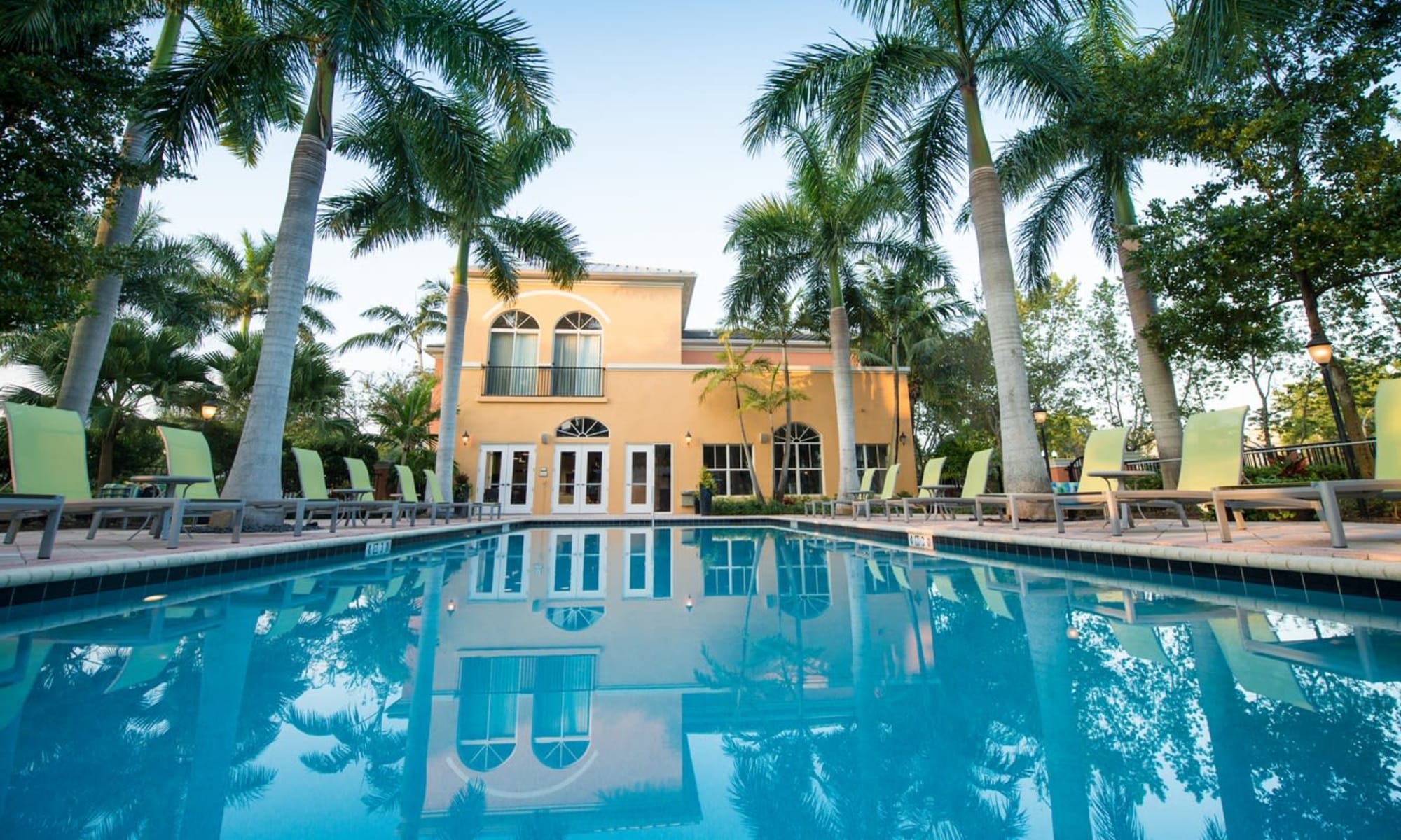 Apply to live at The Pearl in Ft Lauderdale, Florida