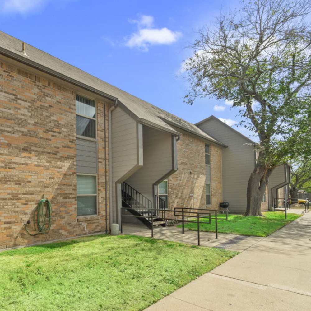 Exterior shot of apartments at Cleburne Plaza in Cleburne, Texas