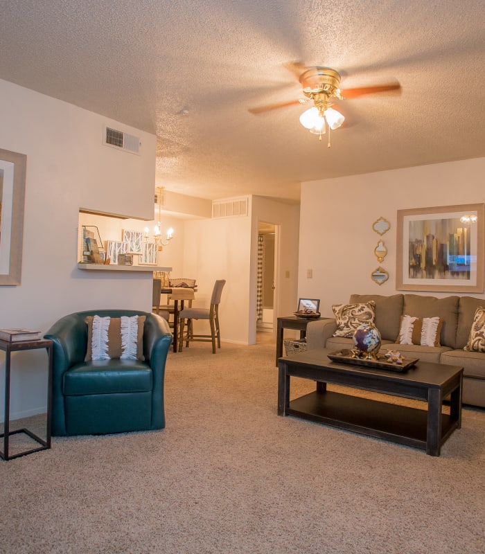 Carpeted living room at Cimarron Pointe Apartments in Oklahoma City, Oklahoma
