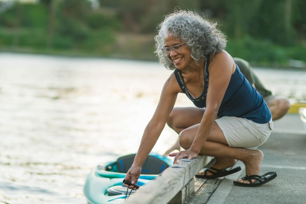 A woman getting into a kayak at Applewood Pointe of Westminster in Westminster, Colorado