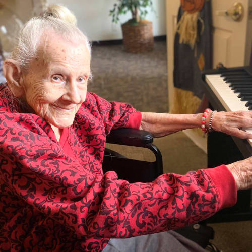 A resident playing piano at Canoe Brook Assisted Living in Broken Arrow, Oklahoma