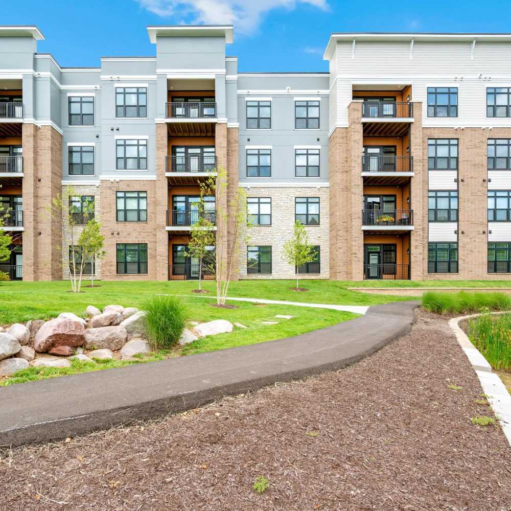 Community apartment with green lawn at Neo Vantage Point in Maryland Heights, Missouri