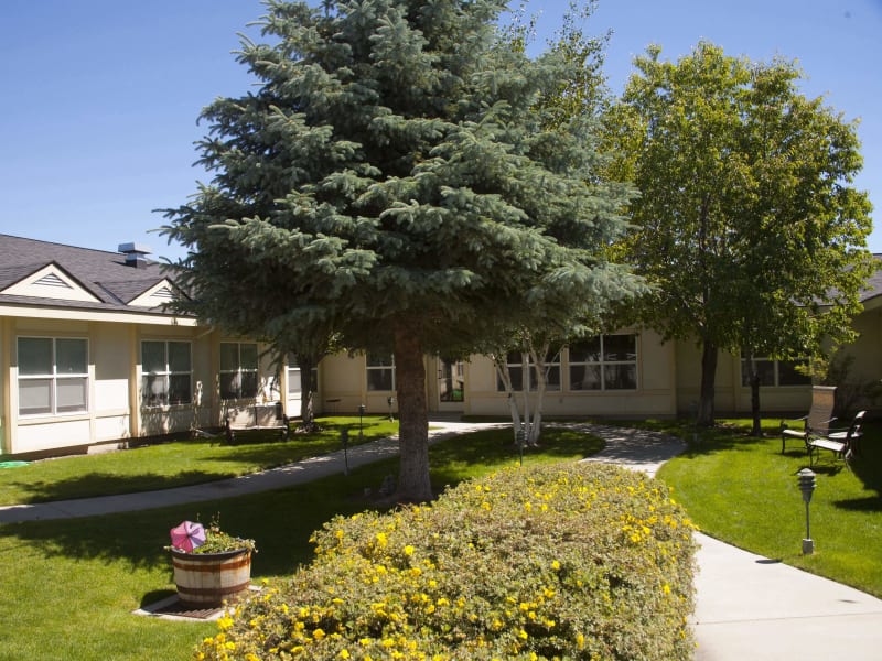 Courtyard with walking paths and park benches at Settler's Park Senior Living in Baker City, Oregon. 