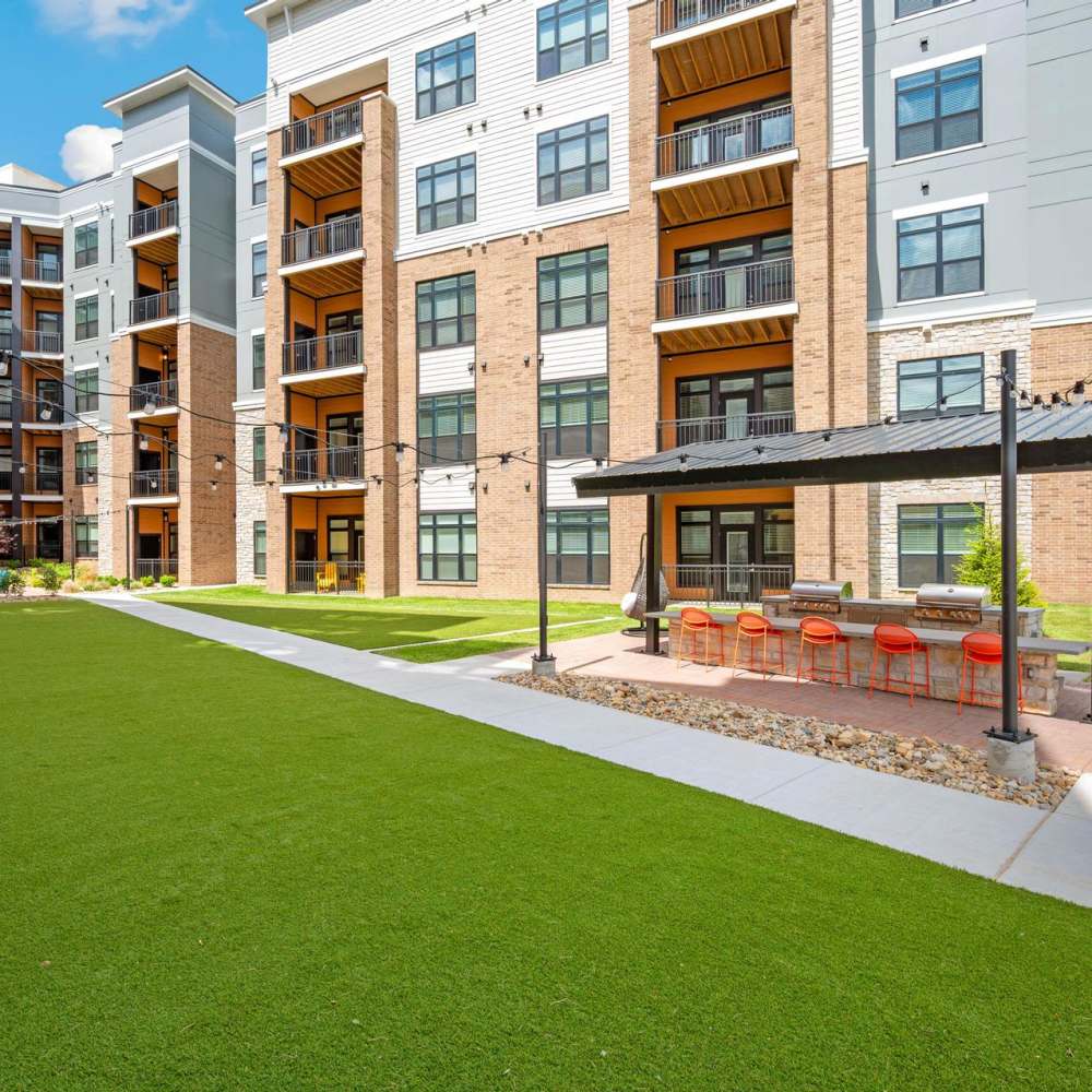 Outdoor seating area at Neo Vantage Point in Maryland Heights, Missouri