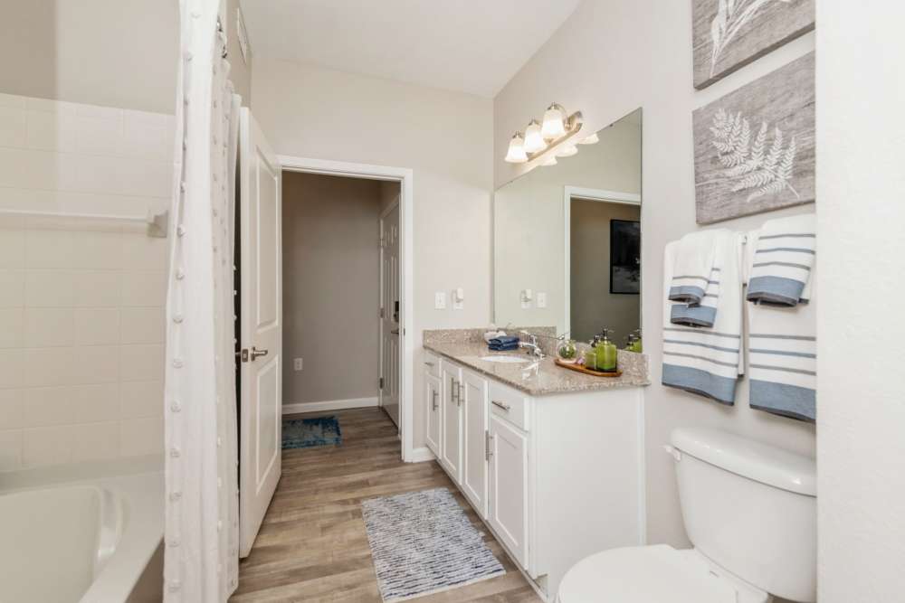 Bathroom with large vanity mirror and bath tub at Retreat at RTP in Durham, North Carolina