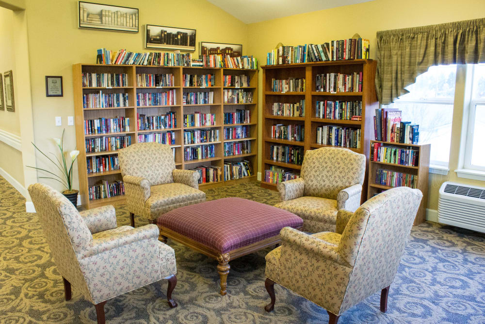 Library with group seating at Timber Pointe Senior Living in Springfield, Oregon