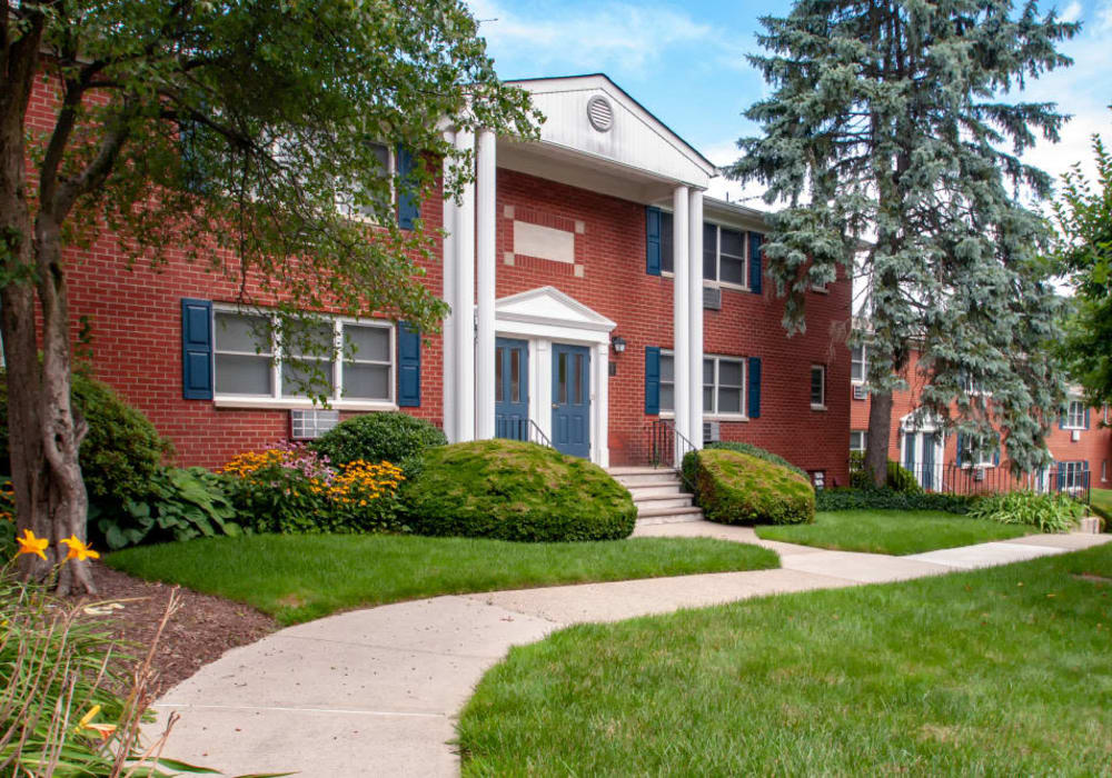 Courtyard seeting at Center Grove Village in Randolph, New Jersey