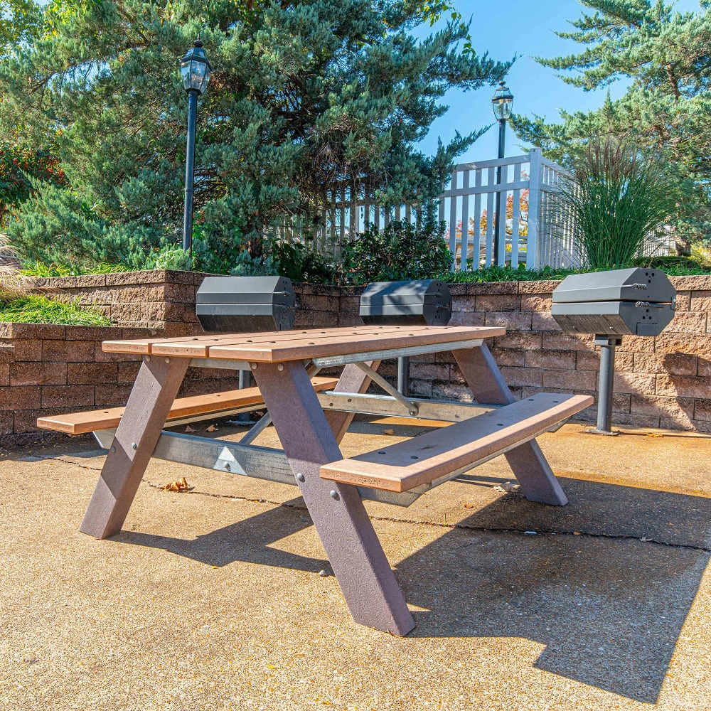 Outdoor grilling area at Brentwood Place Apartments in Saint Louis,Missouri
