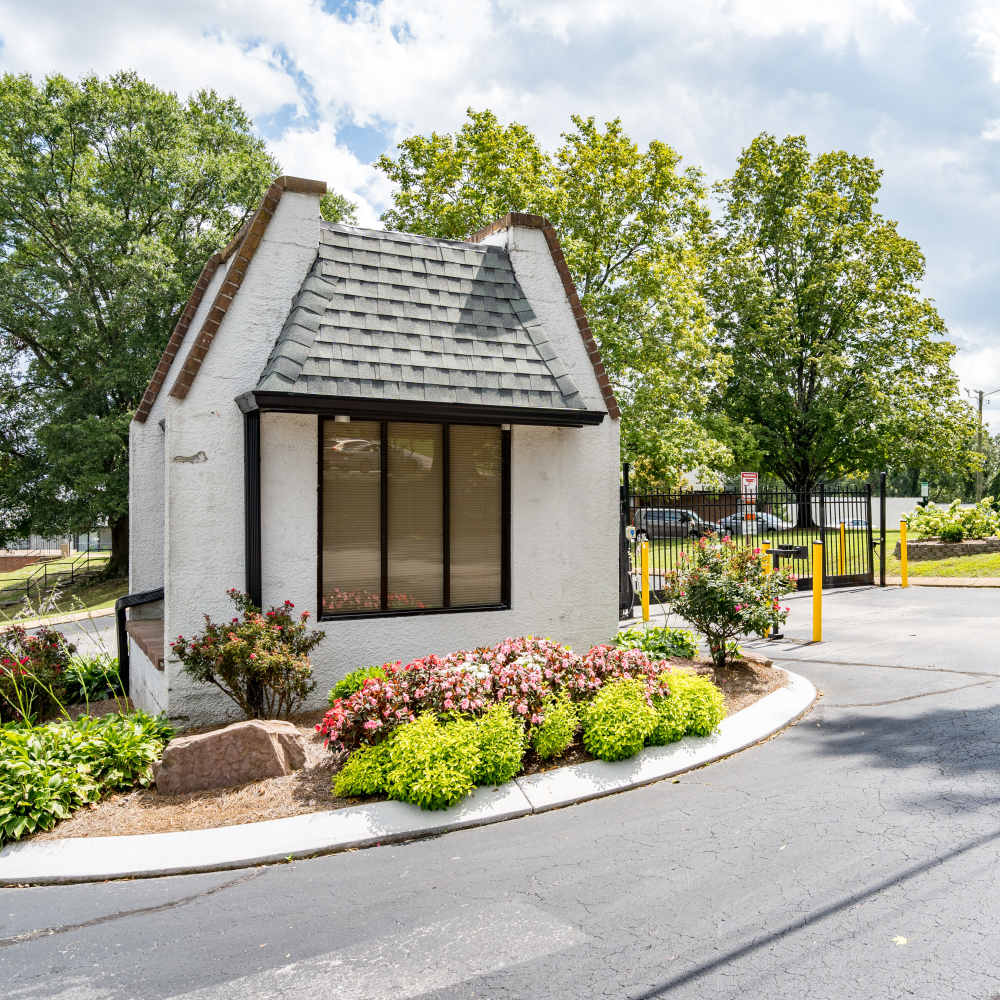 Exterior of the clubhouse at Germantown Gardens in East Ridge, Tennessee