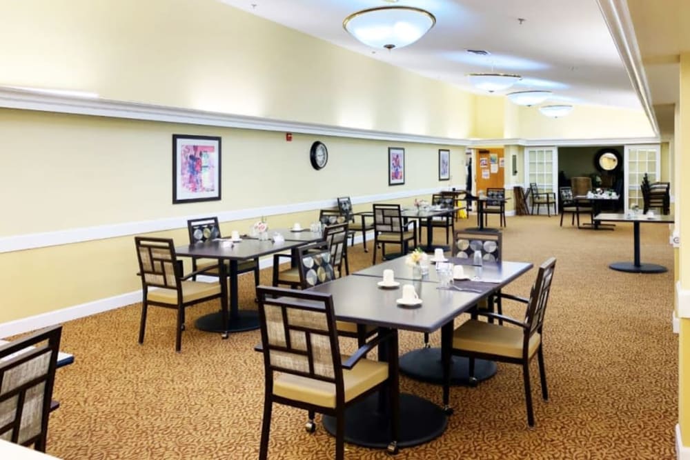 Large dining room at Lassen House Senior Living in Red Bluff, California. 