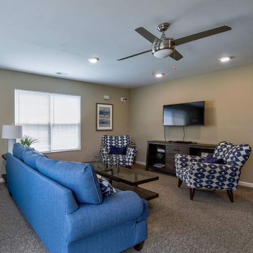 Community room with lounge area at Woodyard Greene in Elizabeth, West Virginia