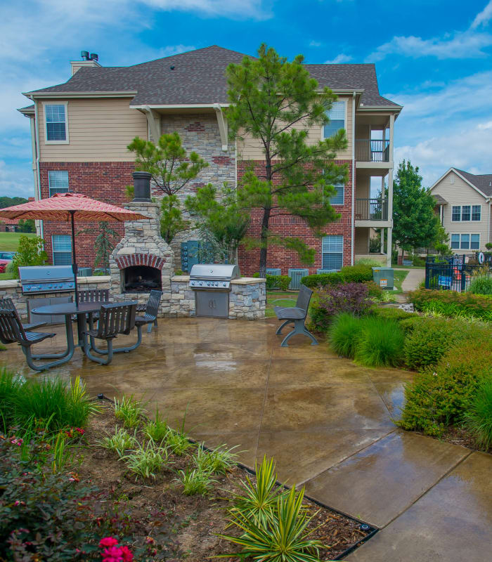 Lush patio seating of Nickel Creek Apartments in Tulsa, Oklahoma