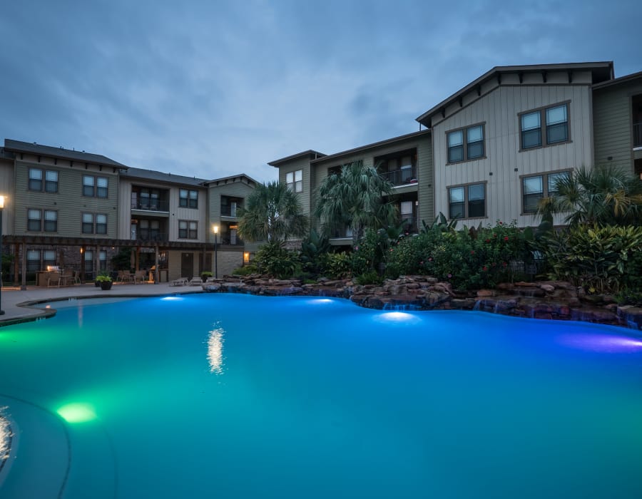 Beautiful swimming pool at Queenston Manor Apartments in Houston, Texas