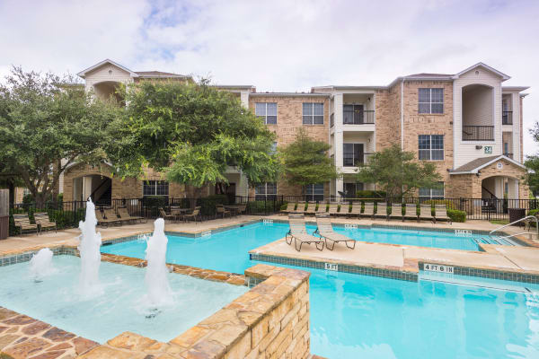 Beautiful swimming pool at Stoneybrook Apartments & Townhomes in San Antonio, Texas