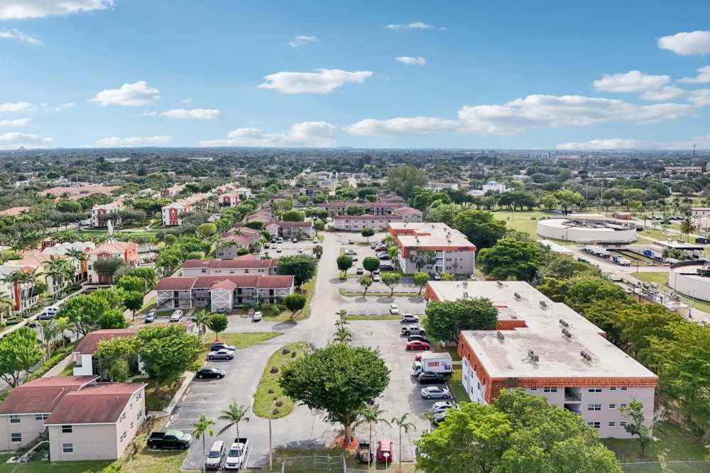 Community view at El Jardin Apartments in Hollywood, Florida