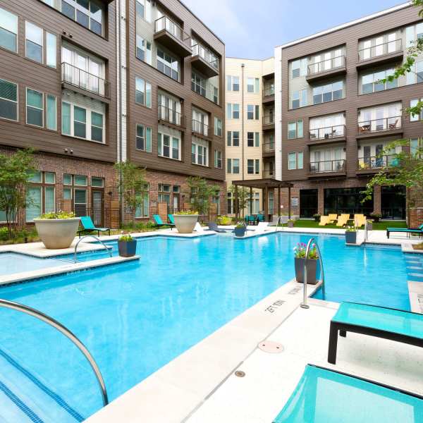 South 400 offers a wide variety of amenities in Fort Worth, Texas