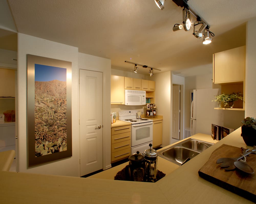 Sage Luxury Apartment Homes offers a modern kitchen in Phoenix, Arizona