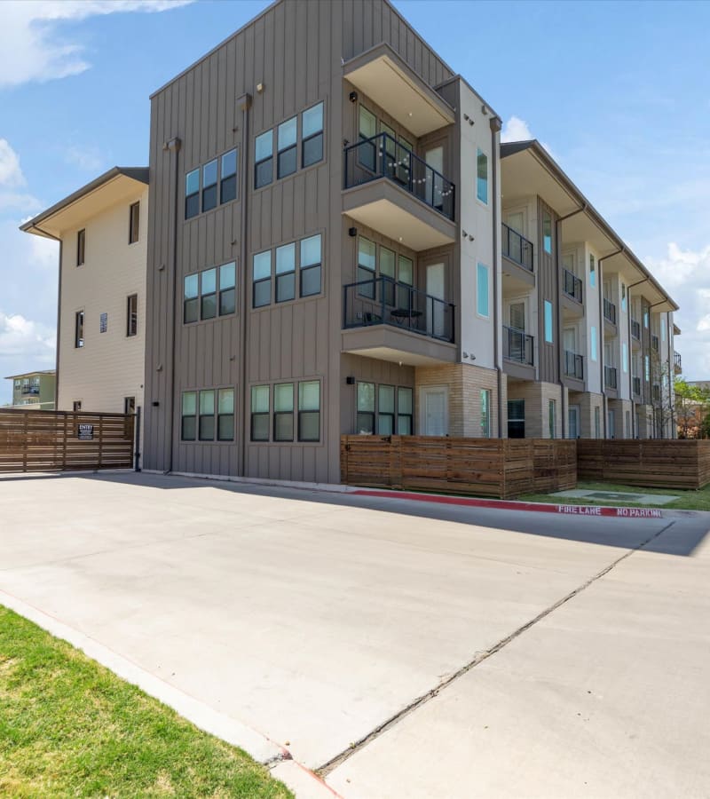 Exterior of The Fitz Apartments in Dallas, Texas