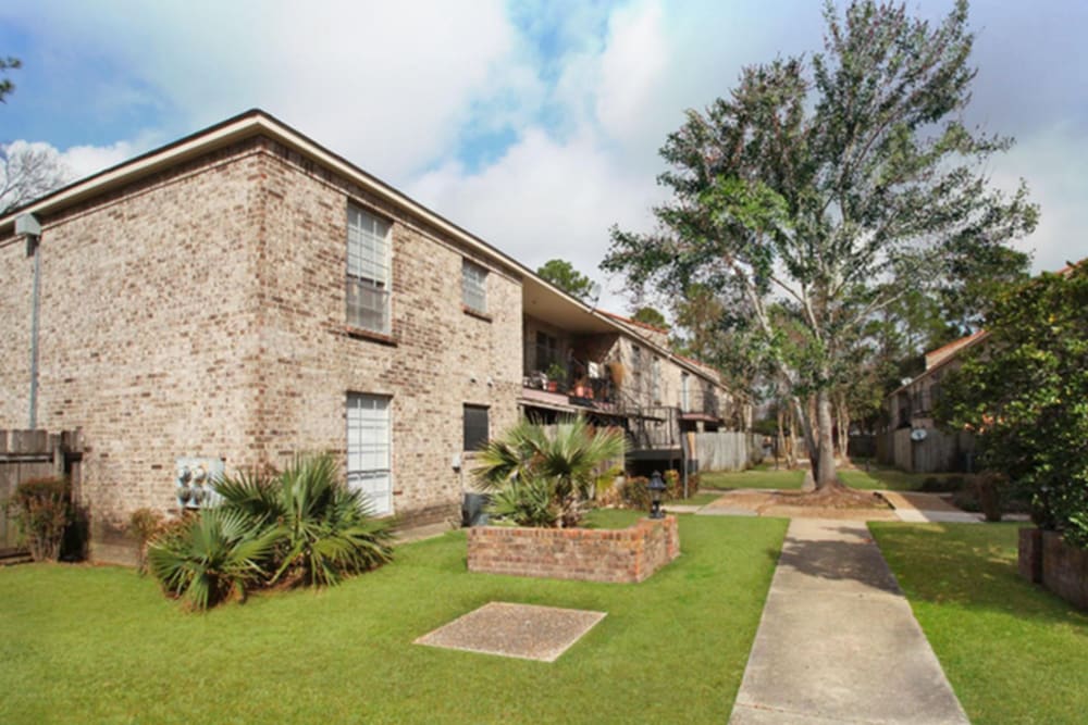Community surrounded by greenery at Towne Oaks in Baton Rouge, Louisiana