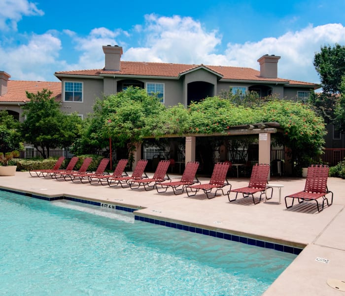 Swimming pool at Rancho Palisades in Dallas, Texas
