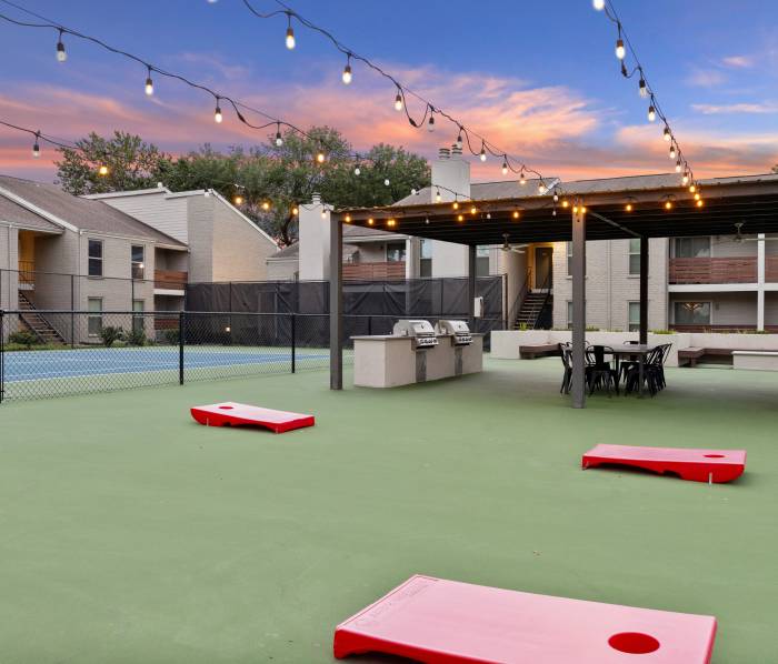 Community BBQ area at Commons At Westchase in Houston, Texas