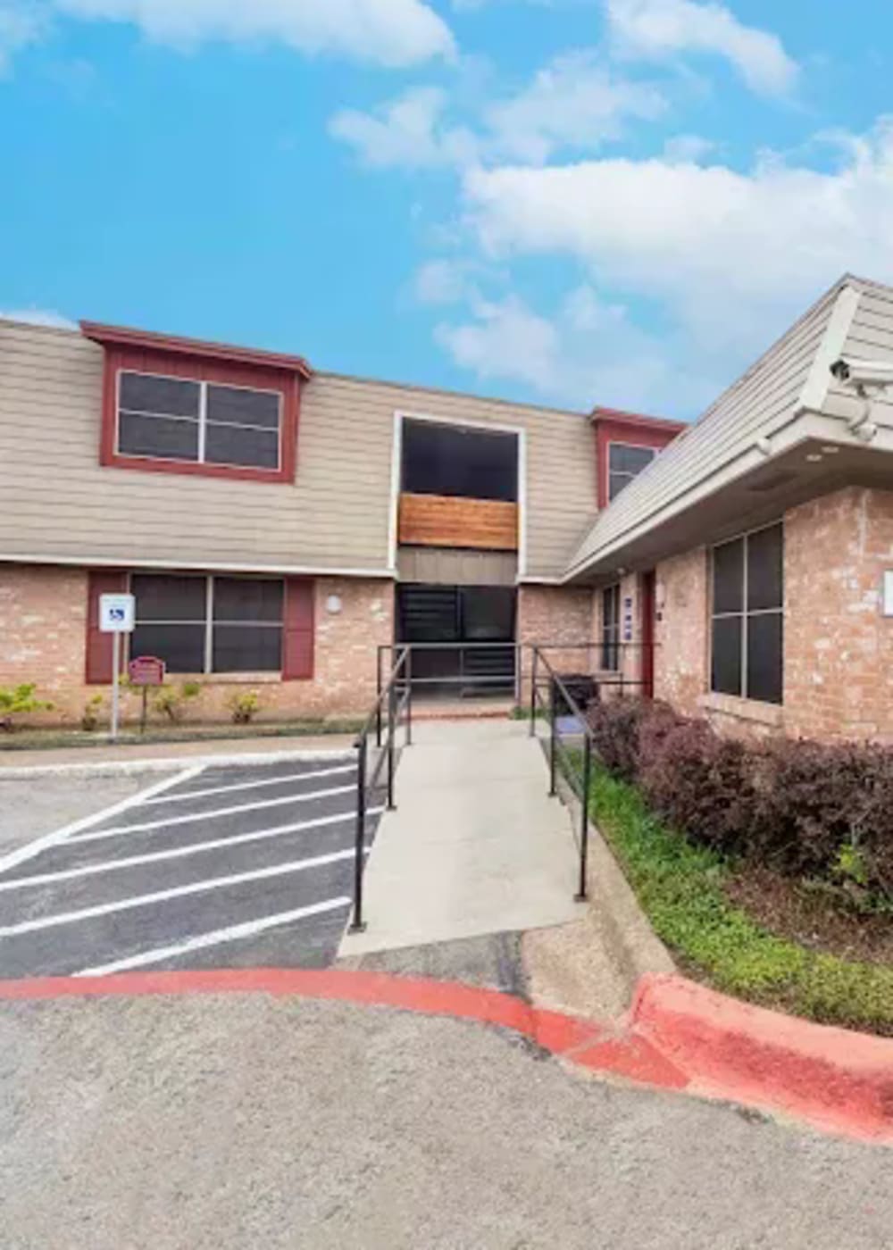 Exterior of apartments at Tradewind Apartments in Mesquite, Texas