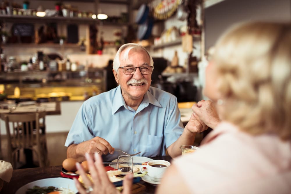 Residents enjoying a meal at Eagleview Landing in Exton, Pennsylvania