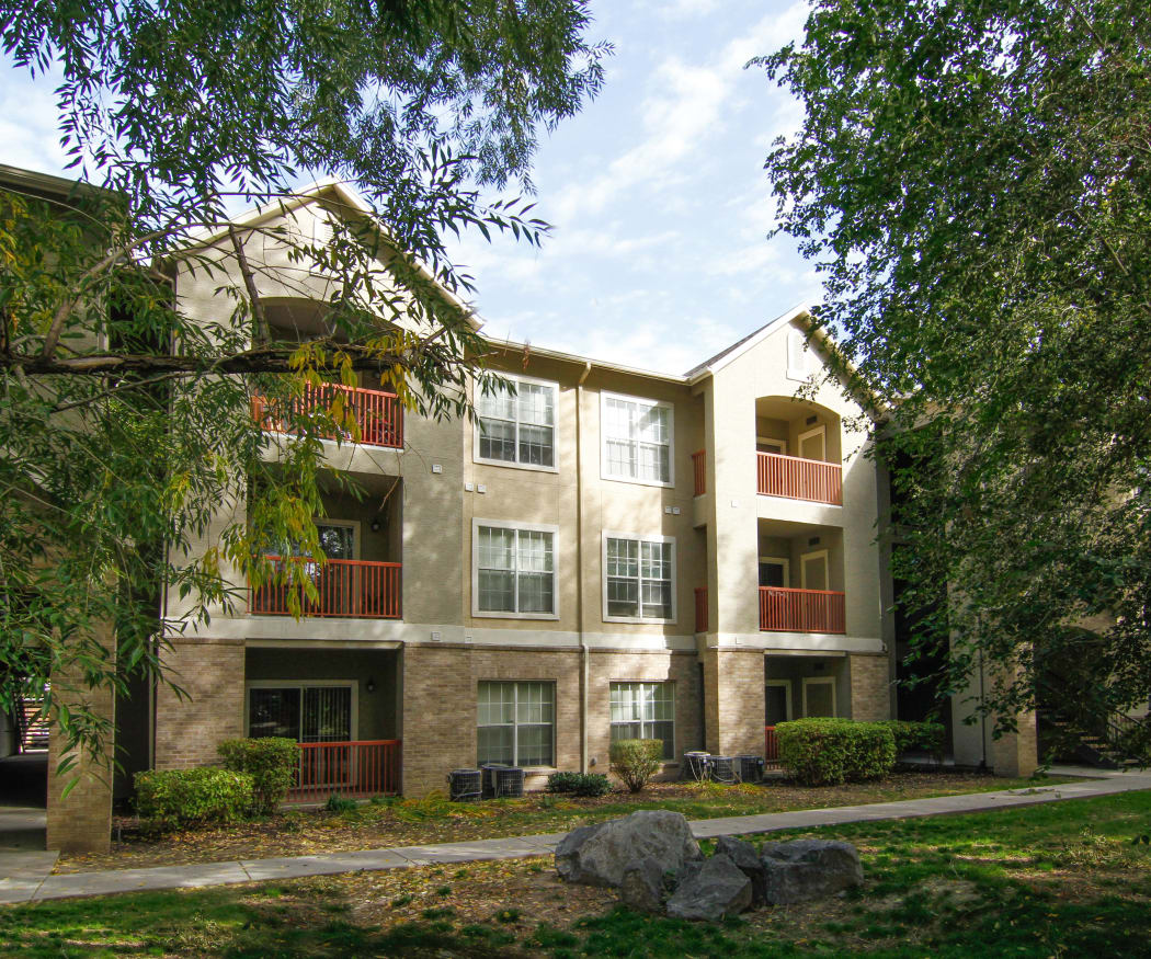Exterior view of the Preston Hollow Apartments community in Murray