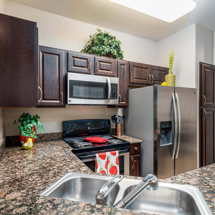 A kitchen at Villas at Parkside in Farmers Branch, Texas