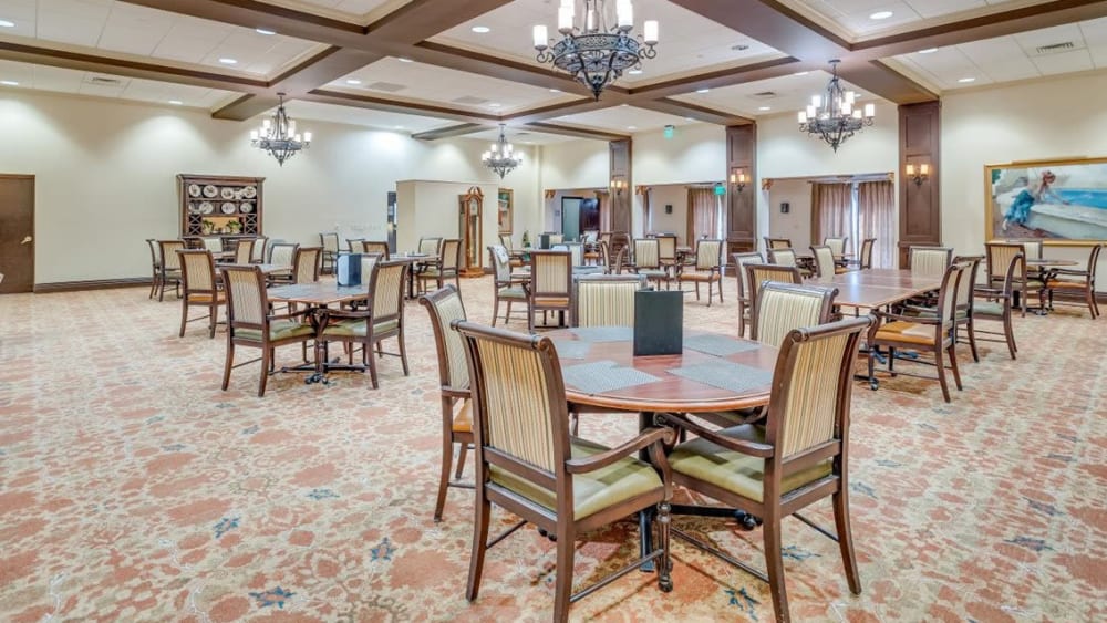 Resident dining room with plenty of seating at Oxford Vista Wichita in Wichita, Kansas