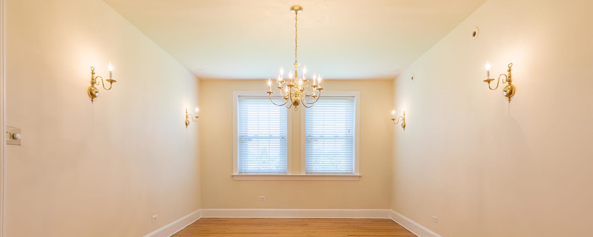 a dining room at Perry Circle Apartments in Annapolis, Maryland