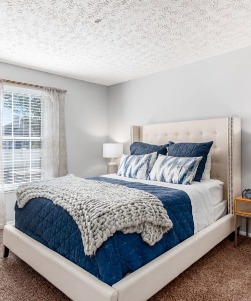 Modern bedroom with a comfy bed at Polaris Crossing in Westerville, Ohio
