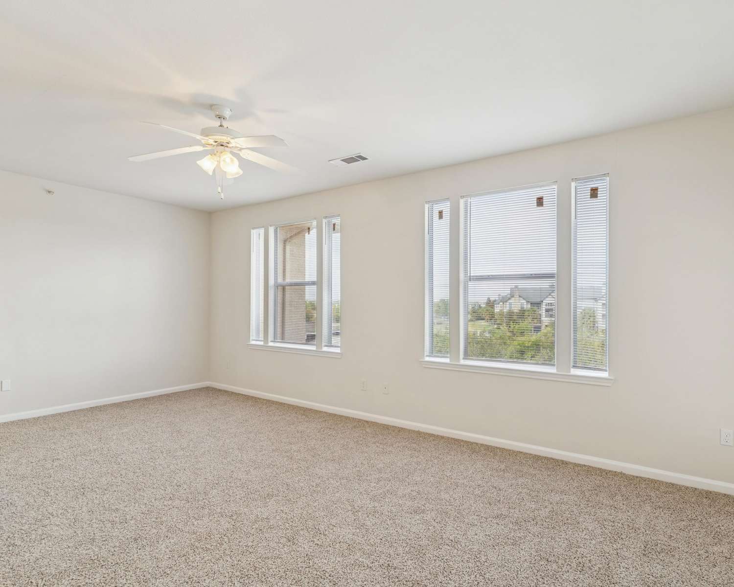 Unfurnished living room at Costa Vizcaya in Houston,Texas