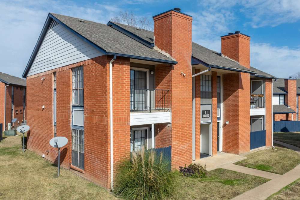 Exterior view of apartment at Plantation West in Hurst, Texas
