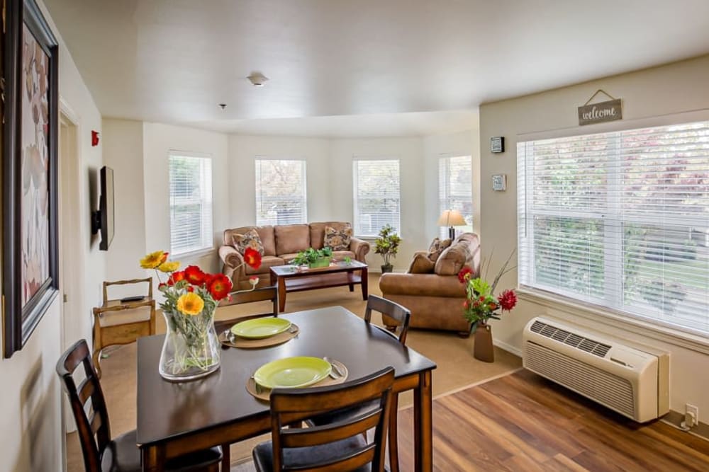 Sunny lounge seating at Evergreen Senior Living in Eugene, Oregon.