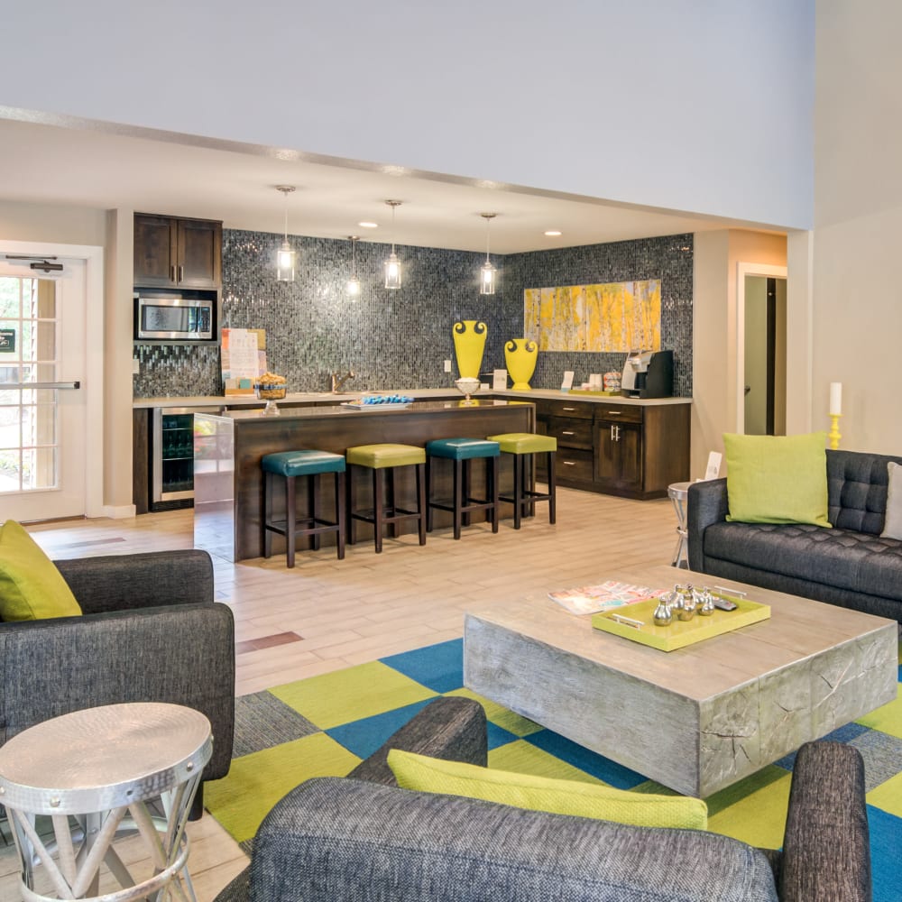 Modern decor in the clubhouse lounge at Sofi Lake Oswego in Lake Oswego, Oregon