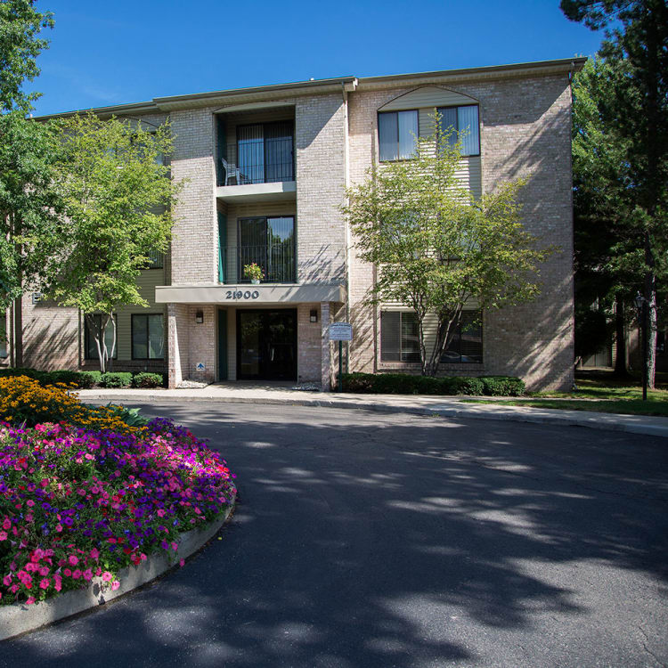 Exterior view of apartments at Farmington Oaks Apartments in Farmington/Farmington Hills, Michigan