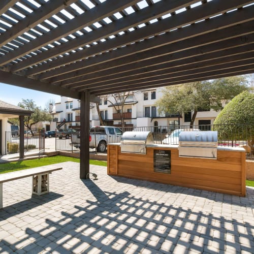 Picnic area under the pergola at Tides at Meadowbrook in Fort Worth, Texas