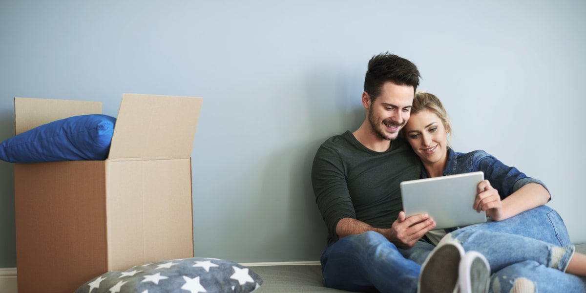 A couple renting a unit online at Van Mall Storage in Vancouver, Washington