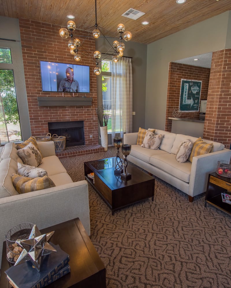 Clubhouse with high ceilings at Hunter's Ridge in Oklahoma City, Oklahoma