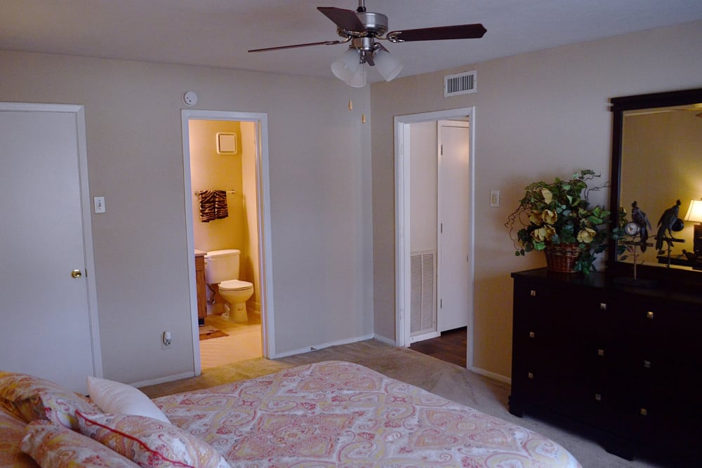 A bedroom with a ceiling fan at Villa Bella in Euless, Texas
