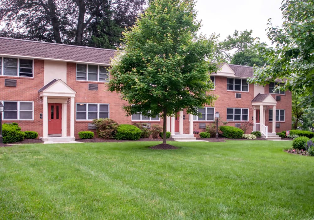 Courtyard of Haddon Knolls Apartments in Haddon Heights, New Jersey