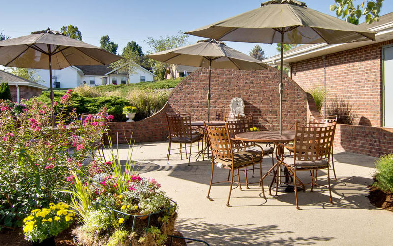 Outdoor patio with chairs a garden at Ravenwood Senior Living in Springfield, Missouri